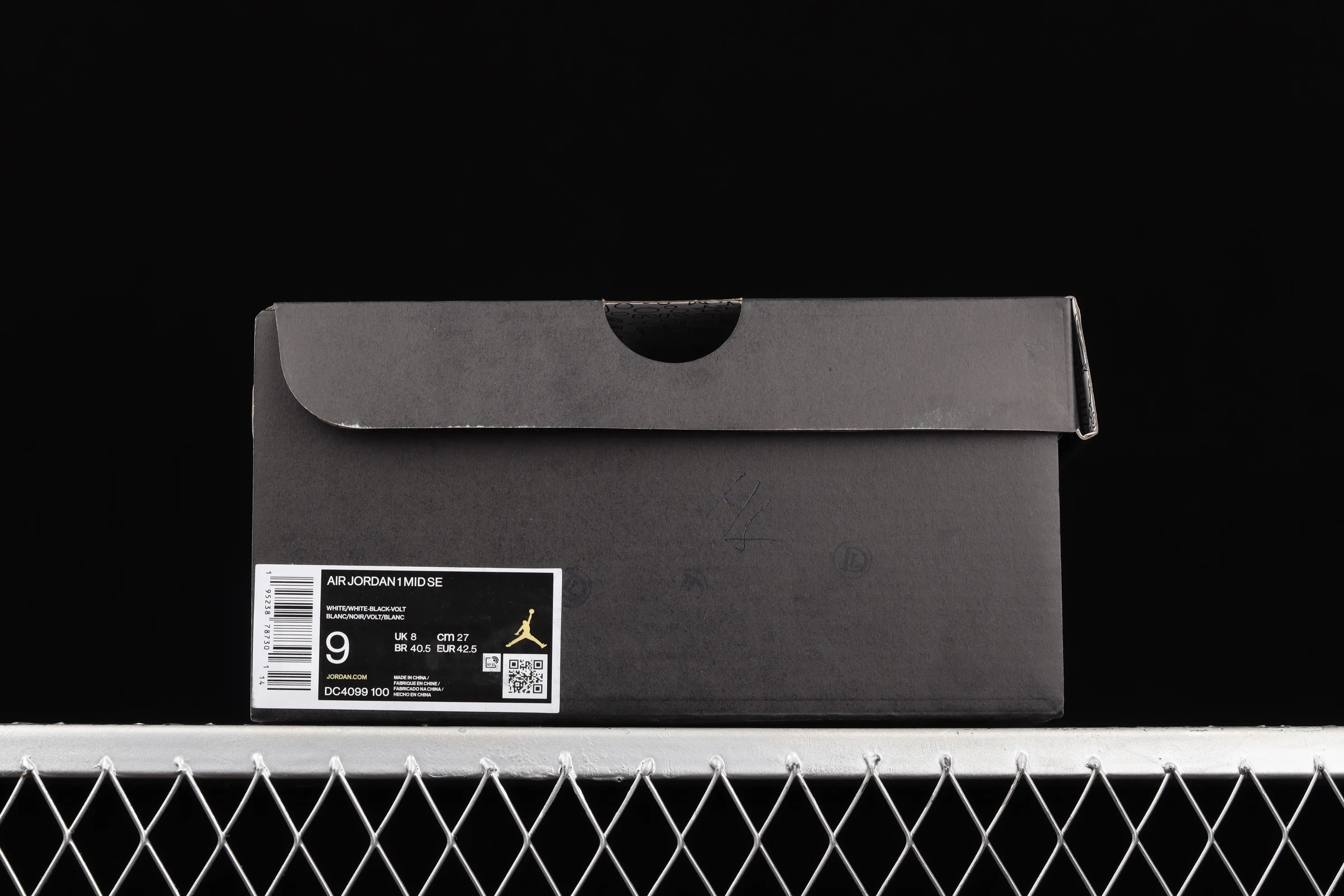 All categories Air Jordan Jordan series basketball shoes Air Jordan 1 Mid Air Jordan 1 Mid SE AJ1 Joe 1 white and black mid-top basketball shoes DC4099-100